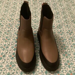 Fitflop platform Chelsea boot in Minky Grey. More of a taupe color size 11